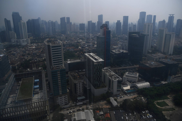 Sejumlah gedung bertingkat terlihat dari Jakarta Selatan, Rabu (17/5/2023). Foto: Sigid Kurniawan/ANTARA FOTO