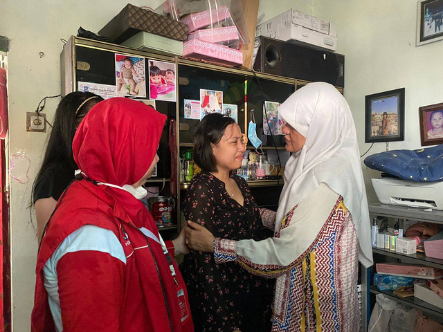 Anak Asiasih (52), pasien yang meninggal dunia saat antre ruang ICU di RSUD Soewandhi Surabaya menemui Wakil DPRD Surabaya, Reni Astuti, Jumat (2/5/2023). Foto: Farusma Okta Verdian/kumparan