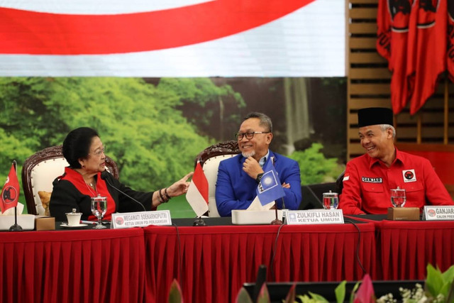 Ketua Umum PAN Zulkifli Hasan bersama Ketua Umum PDIP Megawati Soekarnoputri dan bacapres Ganjar Pranowo saat pertemuan di Kantor DPP PDIP, Jakarta, Jumat (2/6/2023).
 Foto: PDIP
