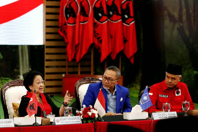 Ketua Umum PAN Zulkifli Hasan bersama Ketua Umum PDIP Megawati Soekarnoputri dan bacapres Ganjar Pranowo saat pertemuan di Kantor DPP PDIP, Jakarta, Jumat (2/6/2023).
 Foto: PDIP