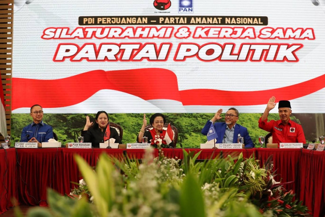 Ketua Umum PAN Zulkifli Hasan bersama Ketua Umum PDIP Megawati Soekarnoputri, Ketua DPP PDIP Puan Maharani dan bacapres Ganjar Pranowo saat pertemuan di Kantor DPP PDIP, Jakarta, Jumat (2/6/2023).
 Foto: PDIP