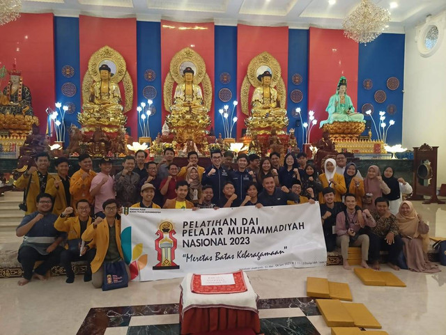 Peserta PPDM Nasional tahun 2023 saat melakukan safari ke Vihara Amurwa Bhumi Graha, Teluk Betung Selatan, Bandar Lampung. | Foto : Galih Prihantoro/ Lampung Geh