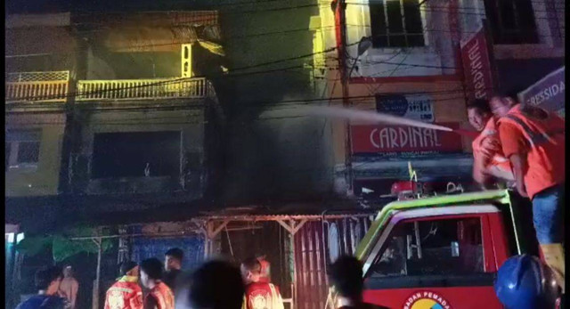 Kebakaran di dekat Pasar Los Sungai Pinyuh. Foto: Dok Hi!Pontianak