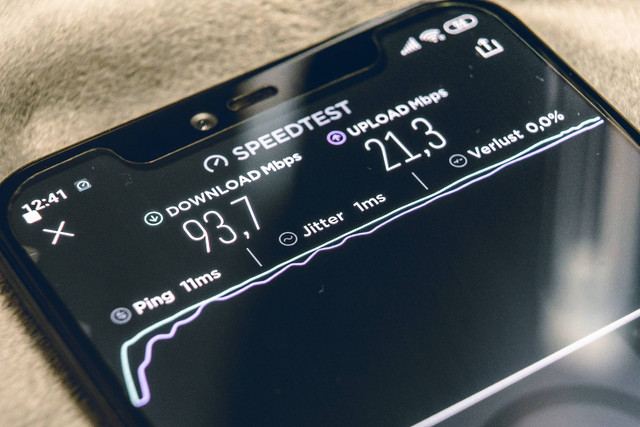 Ilustrasi Cara Ganti Kartu 3G ke 4G. Foto: Unsplash/Mika Baumeister.