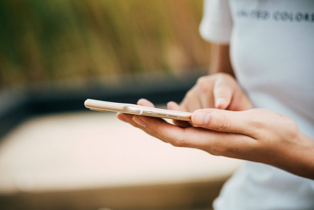 Ilustrasi cara cek tagihan PDAM lewat HP. Foto: pexels.com.
