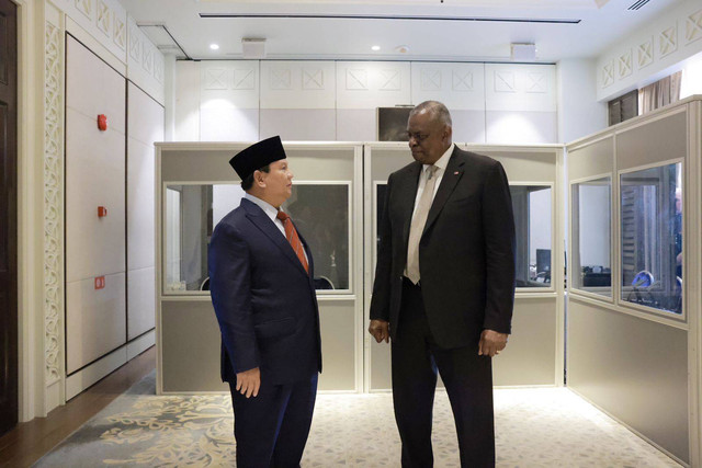 Menteri Pertahanan (Menhan) RI Prabowo Subianto (kiri) berbincang dengan Menhan Amerika Serikat Lloyd J. Austin III di Singapura Jumat (2/6). Foto: Dok. Tim Media Prabowo