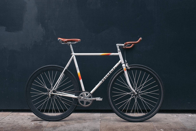 Ilustrasi Caption tentang Bersepeda, Foto Unsplash Robert Bye