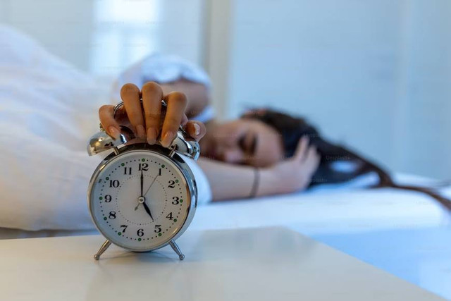 Ilustrasi Cara Bangun Pagi. Foto: Unsplash/Getty Images.