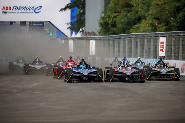 Sejumlah pembalap melaju dalam balapan Formula E 2023 Jakarta seri ke-10 di Jakarta International E-Prix Circuit (JIEC), Jakarta, Sabtu (3/6/2023). Foto: Jamal Ramadhan/kumparan