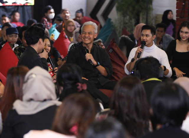 Bakal calon Presiden 2024 dari PDIP, Ganjar Pranowo bersama influencer, tiktokers, milenial, dan gen Z dalam acara ‘Creative Healing’ di Famouz Cafe, Jalan Tuparev 88A, Pilangsari, Kedawung, Cirebon, Sabtu (3/6/2023). Foto: Dok. Istimewa
