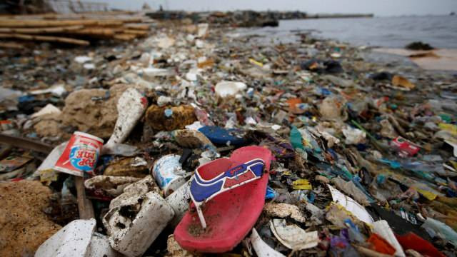 Sampah plastik dan styrofoam di garis pantai di Cilincing di Jakarta. (Foto: REUTERS/Willy Kurniawan)