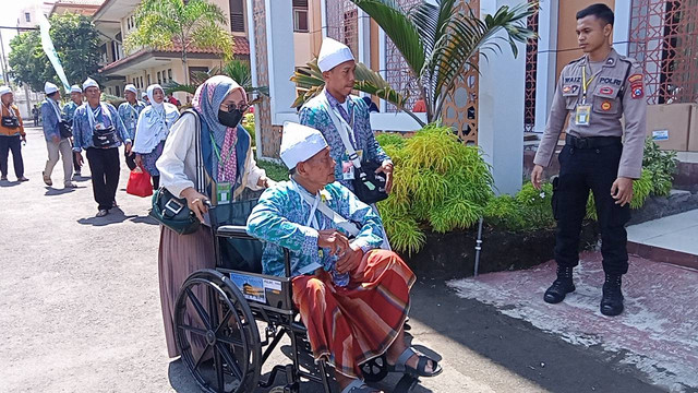 Kedatangan jemaah haji kloter 2 di Asrama Haji Embarkasi Surabaya (AHES). Foto: Masruroh/Basra