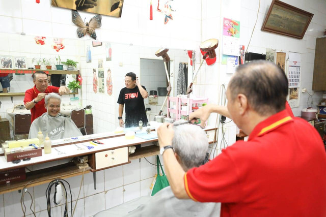 Ganjar Pranowo cukur rambut hingga kunjungi vihara sambil lari pagi di Glodok, Jakbar Foto: Dok. Istimewa