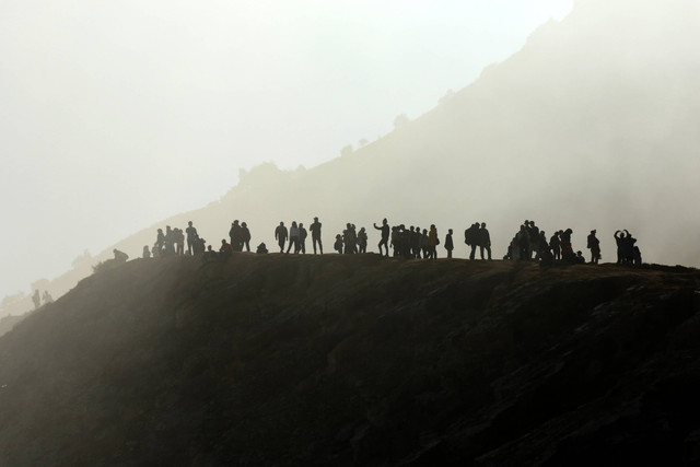 Pengunjung melihat kawah dari kaldera Gunung Ijen di Banyuwangi, Jawa Timur, Minggu (4/5/2023). Foto: Budi Candra Setya/ANTARA FOTO