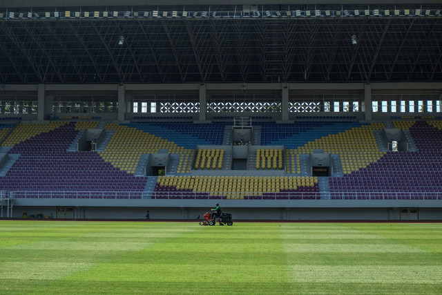 Ketua Umum PSSI Erick Thohir meninjau Stadion Manahan, Solo, Minggu (12/3/2023). Foto: Maulana Surya/ANTARA FOTO
