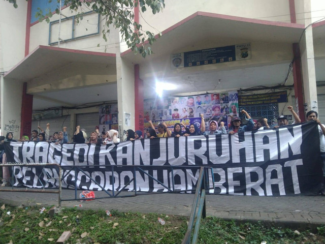 Puluhan keluarga korban Tragedi Kanjuruhan datang dengan membawa bunga dan poster wajah para korban untuk dipasang di Gate 13 Stadion Kanjuruhan, Kabupaten Malang, Minggu (4/6/2023). Foto: Dok. Istimewa