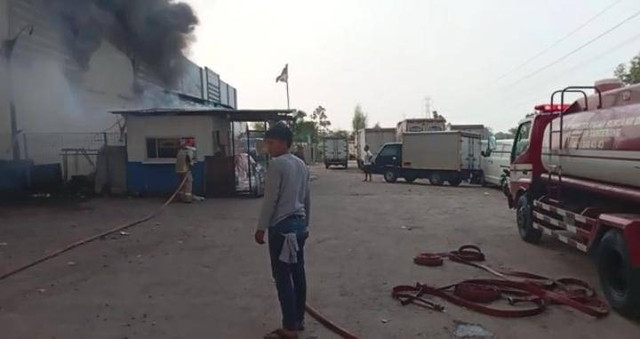 Gudang hasil produksi kopi Kapal Api di Jalan Raya Serang KM 22 Kawidaran, Desa Cibadak, Kecamatan Cikupa, Kabupaten Tangerang, ludes terbakar, Minggu, (4/6).   Foto: Dok. kumparan