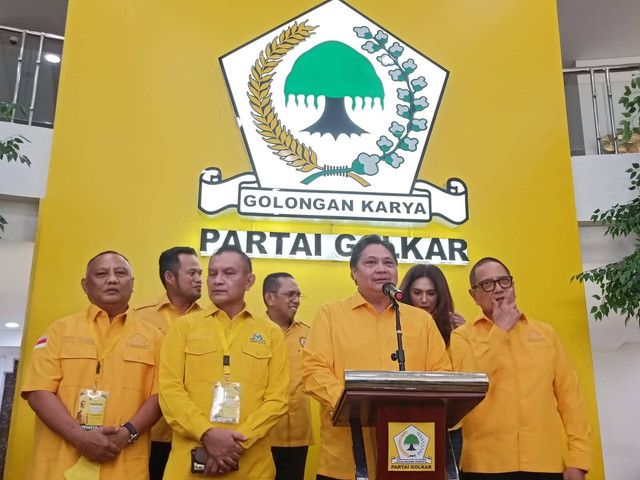 Ketua Umum Partai Golkar, Airlangga Hartarto di Kantor DPP Partai Golkar, Jakarta, Minggu (4/6).  Foto: Zamachsyari/kumparan