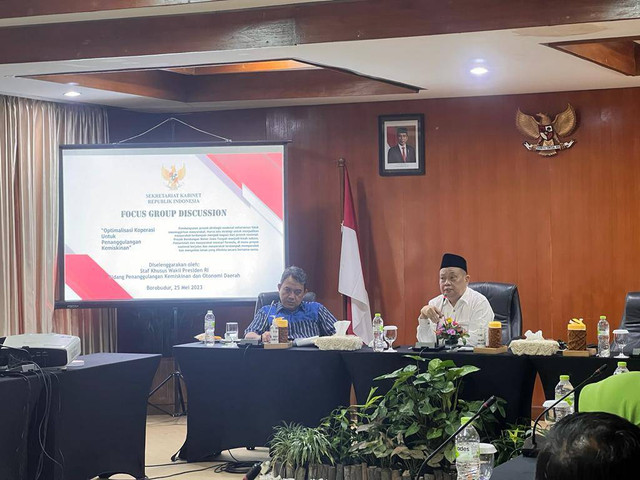 Didampingi Rumekso Setyadi sebagai moderator, Stafsus Wapres Imam Aziz (berbaju putih) memimpin Focus Group Discussion (FGD) dengan tema Optimalisasi Koperasi untuk Penanggulangan Kemiskinan di Hotel Manohara, Magelang, Kamis (25/5). Foto: ESP