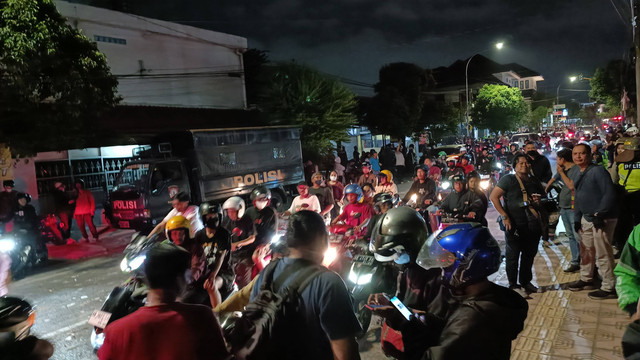 Situasi Jalan Taman Siswa, Kota Yogyakarta usai kericuhan pada Minggu (4/6/2023) malam.  Foto: Arfiansyah Panji Purnandaru/kumparan