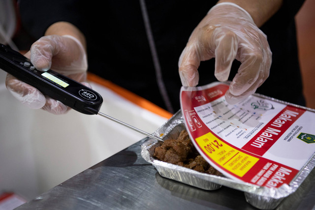 Pekerja mengecek makanan sebelum didistribusikan kepada jemaah di Perusahaan Katering Ahla Zad Company di Mekkah, Arab Saudi, Minggu (4/6/2023). Foto: Wahyu Putro A/ANTARA FOTO