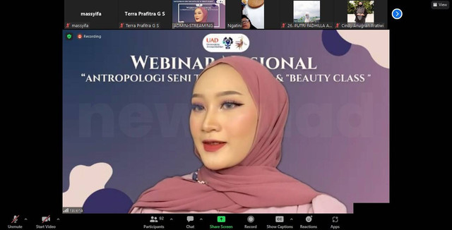Ravena, beauty vlogger sekaligus influencer pada webinar nasional antropologi seni tari dan beauty class Universitas Ahmad Dahlan (UAD) (Foto: Massyifa Ajeng)