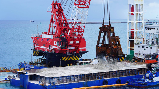 Ilustrasi tambang pasir laut. Foto: Shutterstock