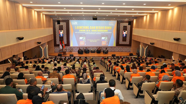 Bedah Buku “Gaya Kepemimpinan Strategis dan Green Human Resource Management dalam Membangun Teamwork” karya KASAD Jenderal TNI Dudung Abdurachman di Universitas Ahmad Dahlan (UAD) (Foto: Wahit)