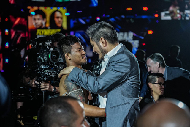 Rodtang Jitmuangnon (kiri) dan Chatri Sityodtong mengobrol setelah sang Juara Dunia Muay Thai mempertehankan gelar di ONE Fight Night 10. Foto: ONE Championship