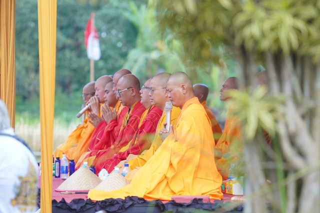 Puncak peringatan Hari Raya Tri Suci Waisak 2.567 Buddist Era (BE) di Candi Sojiwan yang dihadiri Biksu, Anggota Sangha Mahayana Indonesia, Direktorat Jenderal Bimbingan Masyarakat Buddha Kementerian Agama RI, Minggu (04/06/2023). Foto: Dok. Istimewa