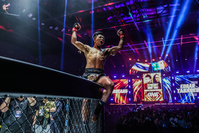 Juara Dunia ONE Flyweight Muay Thai Rodtang melakukan selebrari usai meraih kemenangan di ONE Fight Night 10. Foto: ONE Championship