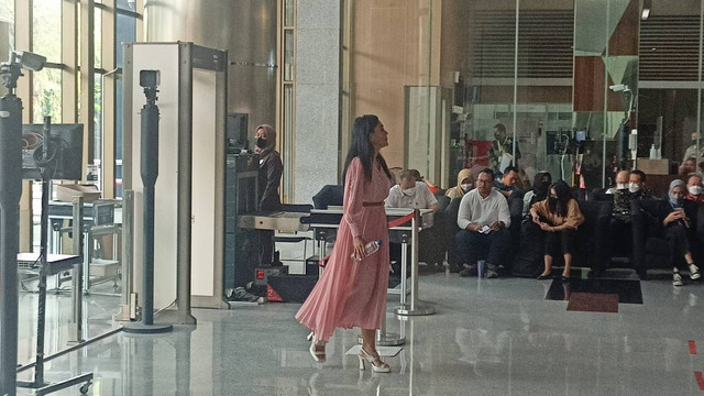 Brigita Manohara diperiksa KPK sebagai saksi korupsi Bupati Mamberamo nonaktif, Ricky Ham Pagawak.  Foto: Dok. Istimewa