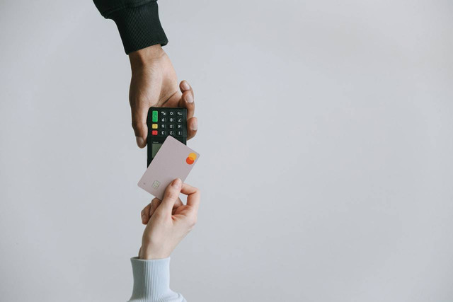 Ilustrasi Jenis Uang Elektronik yang Berbasis Kartu. Foto: Pexels.com/Ivan Samkov
