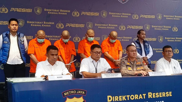 Polda Metro Jaya melakukan konferensi pers kedua terkait kasus penipuan jasa titip beli tiket konser Coldplay, Senin (6/5/2023). Foto: Thomas Bosco/kumparan
