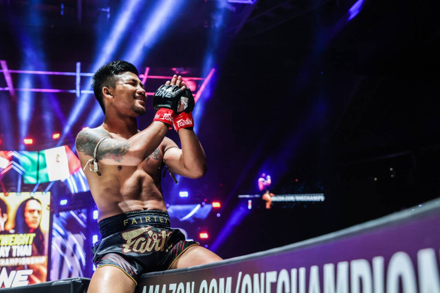 Rodtang Jitmuangnon menunjukkan gestur terima kasih pada fans Amerika Serikat saat berlaga di ONE Fight Night 10. Foto: ONE Championship