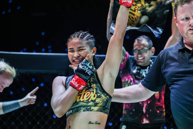 Stamp Fairtex merayakan kemenangan usai mengalahkan Alyse Anderson di ONE Fight Night 10. Foto: ONE Championship