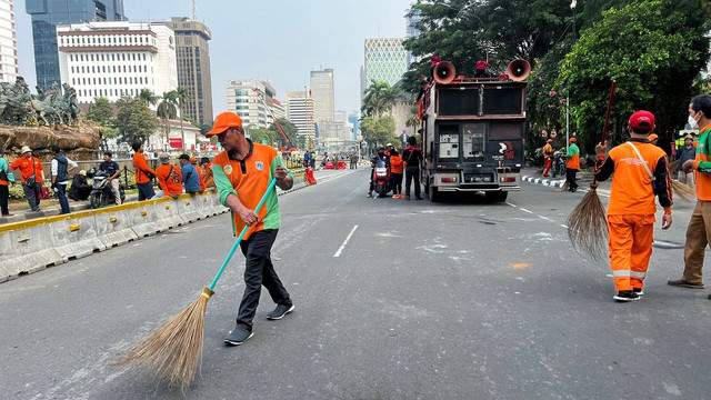 Massa aksi dari Partai Buruh di kawasan Patung Kuda, Jakarta Pusat, Senin (5/6) membubarkan diri. Foto: Haya Syahira/kumparan