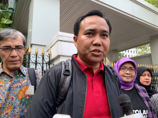Kuasa hukum Koalisi Masyarakat Peduli Keterwakilan Perempuan, Fadli Ramdanil di gedung Mahkamah Agung (MA) pada Senin (5/6).  Foto: Luthfi Humam/kumparan