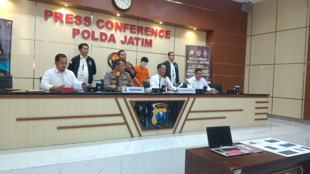 Ditreskrimsus Polda Jatim menangkap satu orang tersangka peretasan ratusan website, beberapa di antaranya milik pemerintah, Senin (5/6/2023). Foto: Farusma Okta Verdian/kumparan