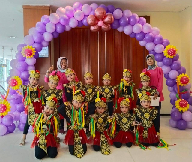 TK Tunas Bhakti, salah satu peserta yang ikut tampil dalam pagelaran Talenta Seni dan Kreativitas Siswa PAUD jenjang TK dan RA Kecamatan Sawahan Surabaya, di Mercure Grand Mirama, Senin (5/6). Foto: Dok. TK Tunas Bhakti