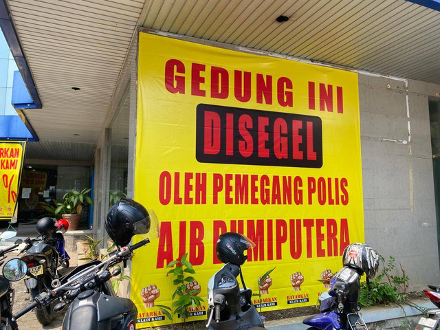 Kantor Bumiputera Lampung, di Jalan Raden Intan, Bandar Lampung disegel. | Foto: Sinta Yuliana/Lampung Geh