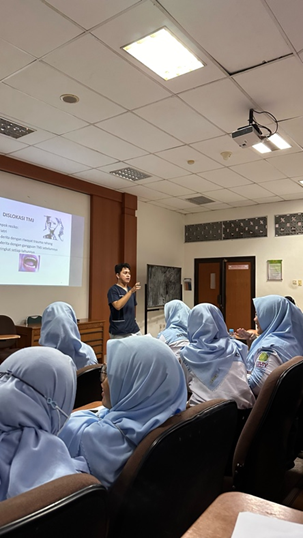Sesi materi oleh saudara Fajar Wahyu Triatmaja S.KG