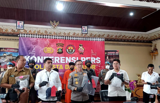 Polisi menunjukkan barang bukti pengeroyokan tukang parkir di Denpasar. Foto: Denita BR Matondang/kumparan