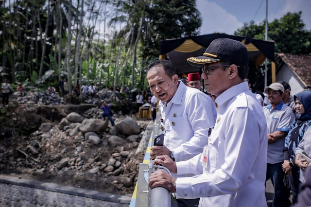 Kepala Dinas PU BMSDA Jember Jupriono mendampingi Bupati Jember Hendy Siswanto saat memeriksa proyek pembangunan Jalur Lintas Selatan (JLS). Foto: Dok. Istimewa