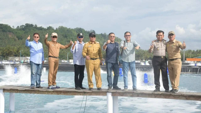 Pj Gubernur Sulbar Prof Zudan Arif Fakrulloh memberi apresiasi tambak udang Randomayang di Kabupaten Pasangkayu. Foto: Dok. Kominfopers Sulbar