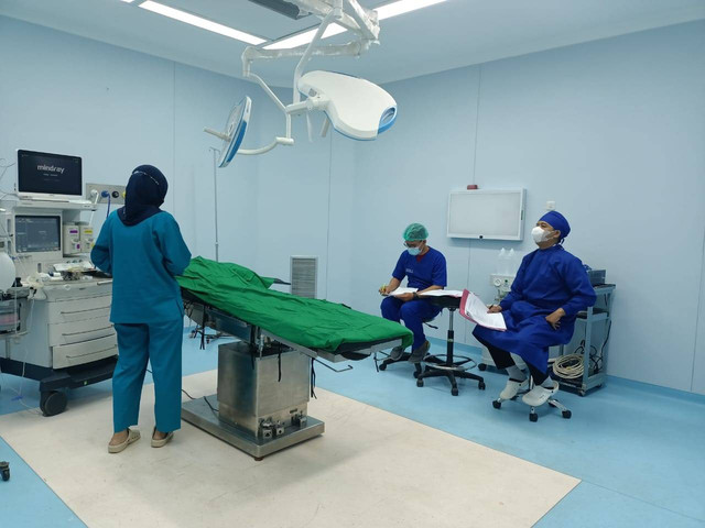 Dosen Spesialis Medikal Bedah Prima Trisna Aji ketika menguji mahasiswa dikamar operasi/Foto : Dokpri