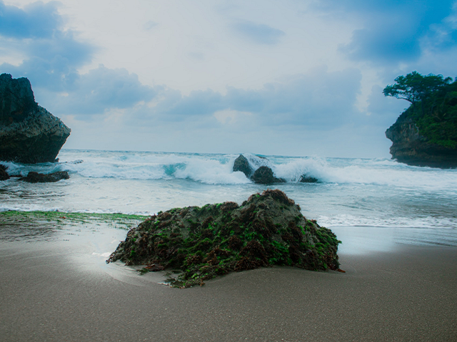 Ilustrasi pantai Batu Karas. Sumber: FirmanFatthul/unsplash.com.