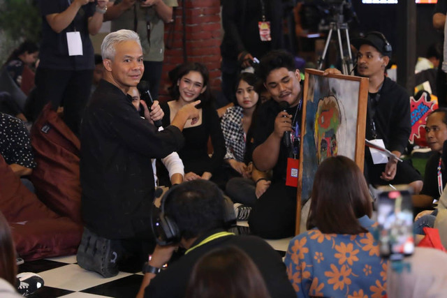 Gubernur Jateng Ganjar Pranowo bertemu anak muda pegiat seni dan pelaku UMKM. Foto: Dok. Istimewa