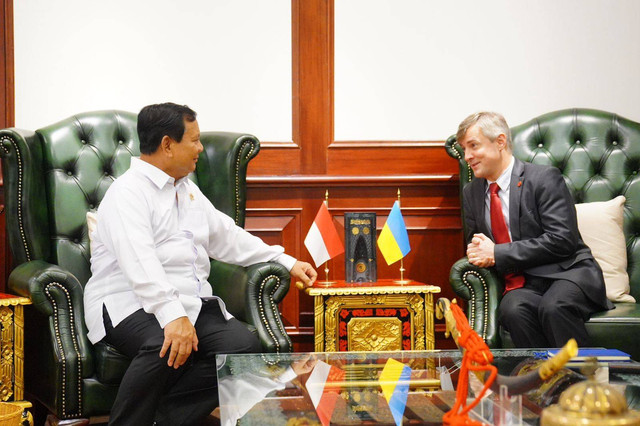 Menhan Pranowo Subianto menerima kunjungan Duta Besar Ukraina untuk Indonesia, Vasyl Hamianin. Foto: Kemhan RI