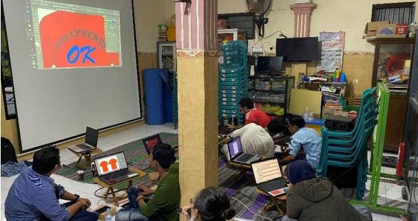 Para peserta di Kampung Dolly saat presentasi Desain sablonnya.